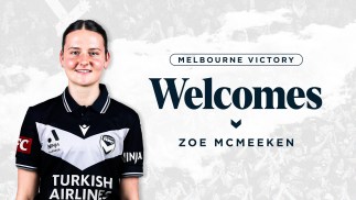 Melbourne Victory sign Zoe McMeeken 